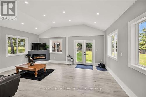 3191 Kirk Road, Hamilton, ON - Indoor Photo Showing Living Room