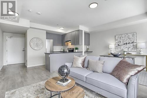 110 - 600 Alex Gardner Circle, Aurora, ON - Indoor Photo Showing Living Room