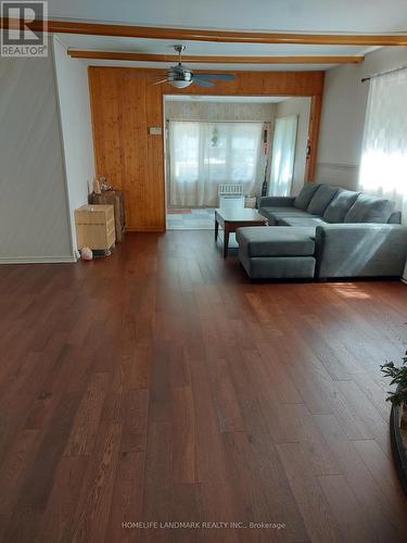 3920 Algonquin Avenue, Innisfil, ON - Indoor Photo Showing Living Room