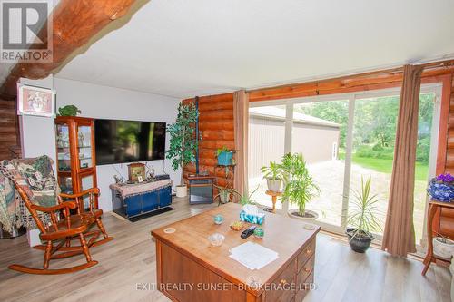 1322 River Road, Kawartha Lakes, ON - Indoor Photo Showing Living Room