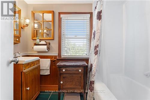 256 Main Street W, Grimsby, ON - Indoor Photo Showing Bathroom