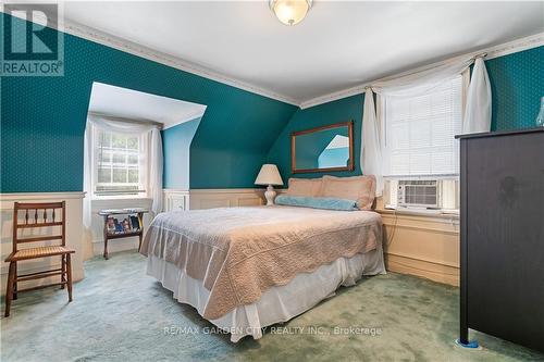 256 Main Street W, Grimsby, ON - Indoor Photo Showing Bedroom