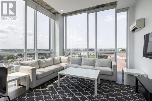 839 - 1900 Simcoe Street N, Oshawa (Samac), ON - Indoor Photo Showing Living Room