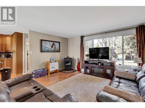 5040 Meier Sub Road, Cluculz Lake, BC - Indoor Photo Showing Living Room