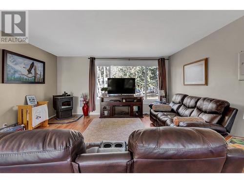 5040 Meier Sub Road, Cluculz Lake, BC - Indoor Photo Showing Living Room