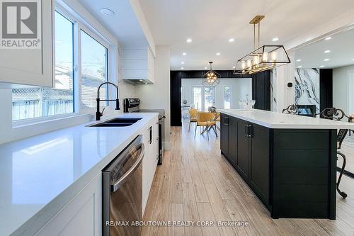 602 Jennifer Crescent, Burlington (Roseland), ON - Indoor Photo Showing Kitchen With Double Sink With Upgraded Kitchen