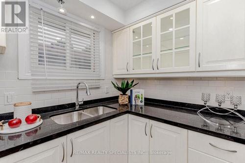 39 Seaborn Road, Brampton (Madoc), ON - Indoor Photo Showing Kitchen With Double Sink