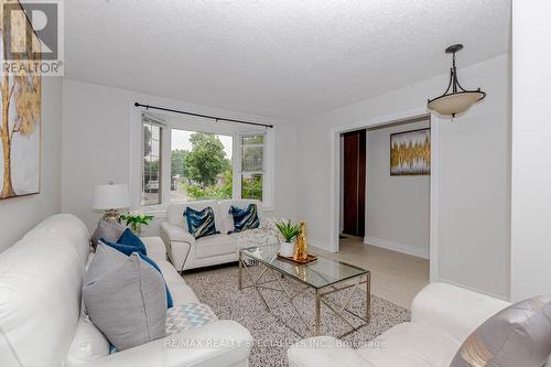 39 Seaborn Road, Brampton (Madoc), ON - Indoor Photo Showing Living Room