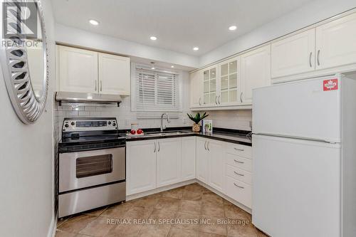 39 Seaborn Road, Brampton (Madoc), ON - Indoor Photo Showing Kitchen