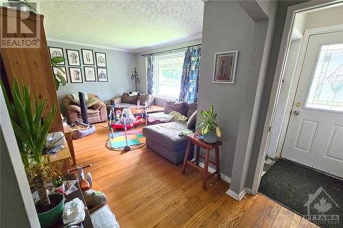 465 Newman Avenue, Ottawa, ON - Indoor Photo Showing Living Room