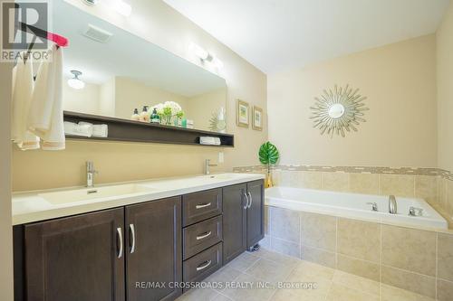 3333 Mockingbird Common Crescent, Oakville, ON - Indoor Photo Showing Bathroom