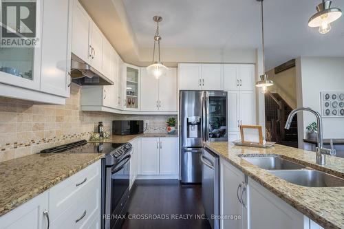 3333 Mockingbird Common Crescent, Oakville, ON - Indoor Photo Showing Kitchen With Double Sink With Upgraded Kitchen