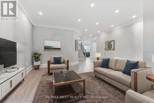 59 Maniza Road, Toronto (Downsview-Roding-Cfb), ON - Indoor Photo Showing Living Room