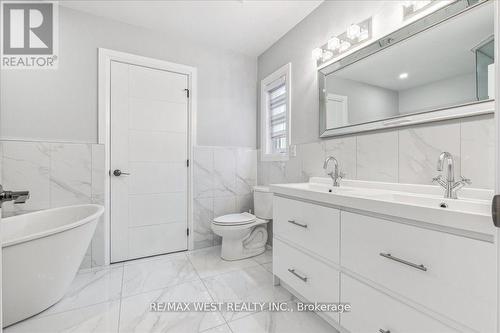 59 Maniza Road, Toronto (Downsview-Roding-Cfb), ON - Indoor Photo Showing Bathroom