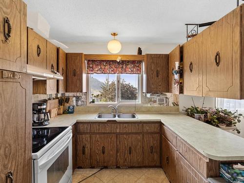 854 Gleneagles Drive, Kamloops, BC - Indoor Photo Showing Kitchen With Double Sink