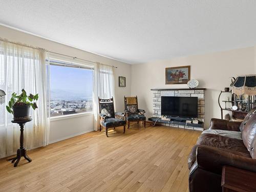 854 Gleneagles Drive, Kamloops, BC - Indoor Photo Showing Living Room