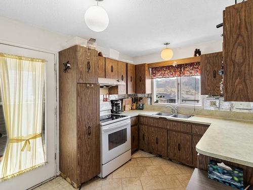 854 Gleneagles Drive, Kamloops, BC - Indoor Photo Showing Kitchen With Double Sink