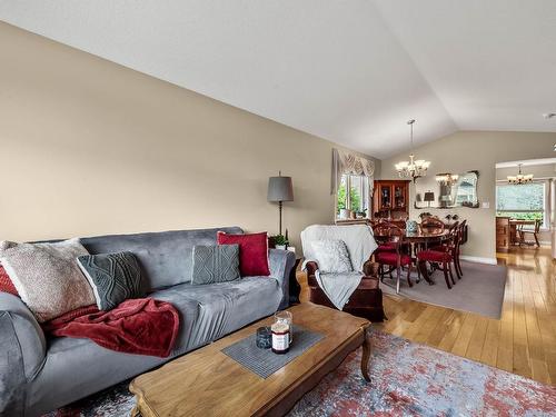 1129 Crestline Street, Kamloops, BC - Indoor Photo Showing Living Room