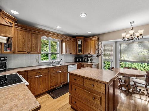 1129 Crestline Street, Kamloops, BC - Indoor Photo Showing Kitchen With Double Sink