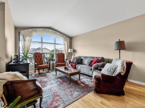 1129 Crestline Street, Kamloops, BC - Indoor Photo Showing Living Room