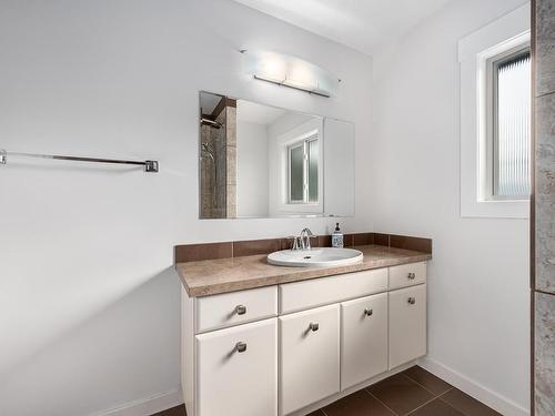 588 Tunstall Cres, Kamloops, BC - Indoor Photo Showing Bathroom