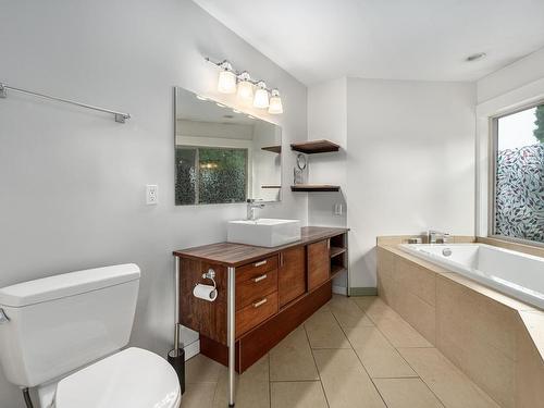 588 Tunstall Cres, Kamloops, BC - Indoor Photo Showing Bathroom