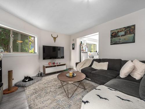 588 Tunstall Cres, Kamloops, BC - Indoor Photo Showing Living Room