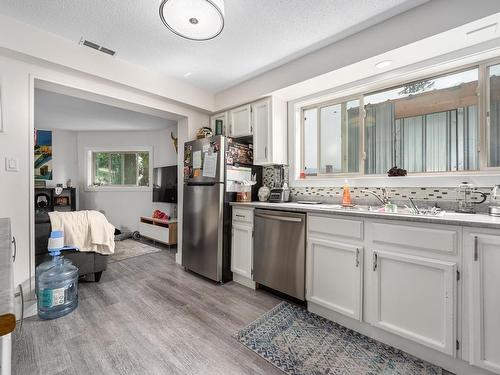 588 Tunstall Cres, Kamloops, BC - Indoor Photo Showing Kitchen