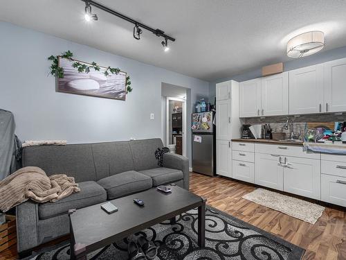 588 Tunstall Cres, Kamloops, BC - Indoor Photo Showing Kitchen