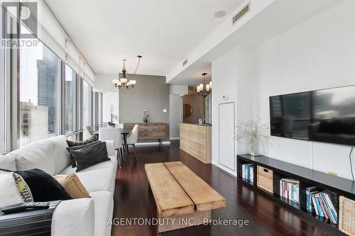 2507 - 37 Grosvenor Street, Toronto (Bay Street Corridor), ON - Indoor Photo Showing Living Room