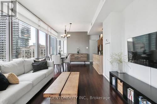 2507 - 37 Grosvenor Street, Toronto (Bay Street Corridor), ON - Indoor Photo Showing Living Room