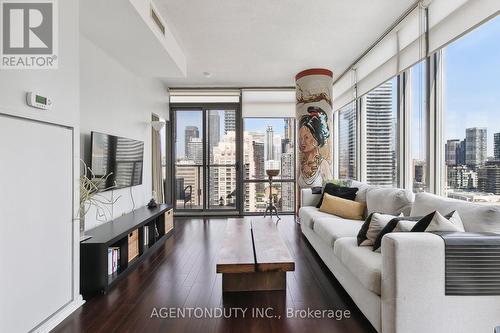 2507 - 37 Grosvenor Street, Toronto (Bay Street Corridor), ON - Indoor Photo Showing Living Room