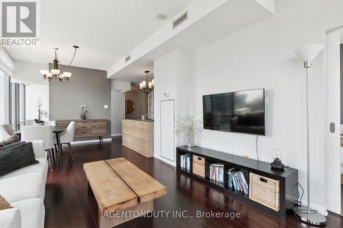 2507 - 37 Grosvenor Street, Toronto (Bay Street Corridor), ON - Indoor Photo Showing Living Room