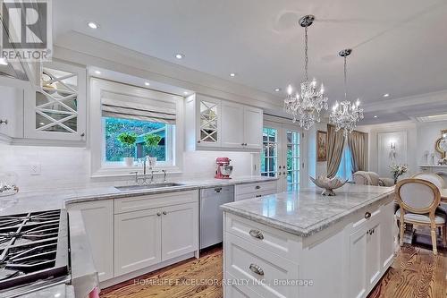 141 Cambridge Crescent, Richmond Hill, ON - Indoor Photo Showing Kitchen With Upgraded Kitchen