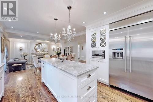 141 Cambridge Crescent, Richmond Hill, ON - Indoor Photo Showing Kitchen With Upgraded Kitchen