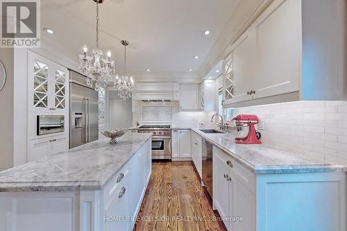 141 Cambridge Crescent, Richmond Hill, ON - Indoor Photo Showing Kitchen With Upgraded Kitchen