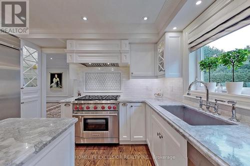 141 Cambridge Crescent, Richmond Hill, ON - Indoor Photo Showing Kitchen With Upgraded Kitchen