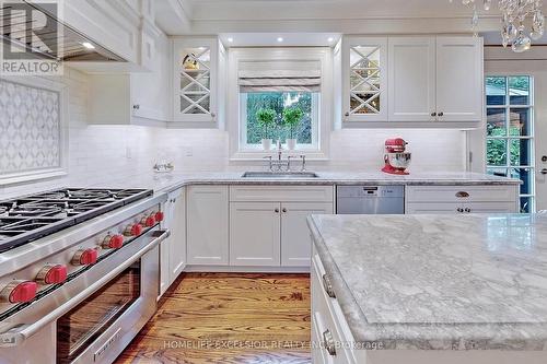 141 Cambridge Crescent, Richmond Hill, ON - Indoor Photo Showing Kitchen With Upgraded Kitchen