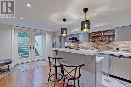 141 Cambridge Crescent, Richmond Hill, ON - Indoor Photo Showing Kitchen With Upgraded Kitchen