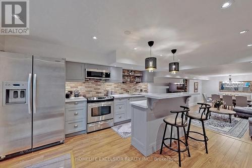 141 Cambridge Crescent, Richmond Hill, ON - Indoor Photo Showing Kitchen With Upgraded Kitchen