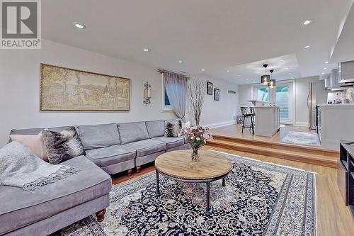 141 Cambridge Crescent, Richmond Hill, ON - Indoor Photo Showing Living Room