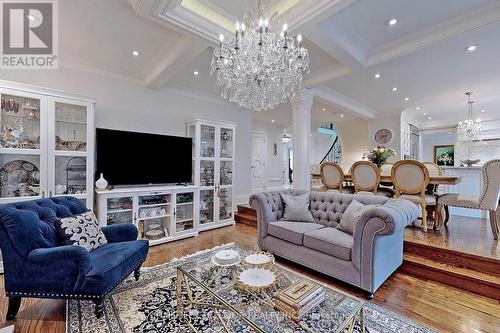 141 Cambridge Crescent, Richmond Hill, ON - Indoor Photo Showing Living Room