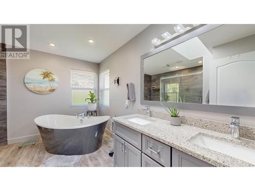 388 Road 10 Road, Oliver, BC - Indoor Photo Showing Bathroom