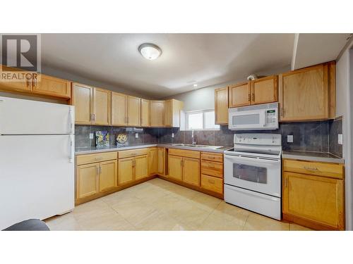 388 Road 10 Road, Oliver, BC - Indoor Photo Showing Kitchen With Double Sink