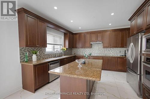 16 Yellow Pine Road, Brampton (Bram East), ON - Indoor Photo Showing Kitchen With Double Sink With Upgraded Kitchen