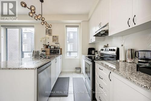 33 - 33 Summer Wind Lane, Brampton (Northwest Brampton), ON - Indoor Photo Showing Kitchen With Upgraded Kitchen