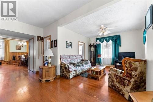 343 Mary Street, Pembroke, ON - Indoor Photo Showing Living Room