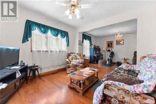 343 Mary Street, Pembroke, ON - Indoor Photo Showing Living Room