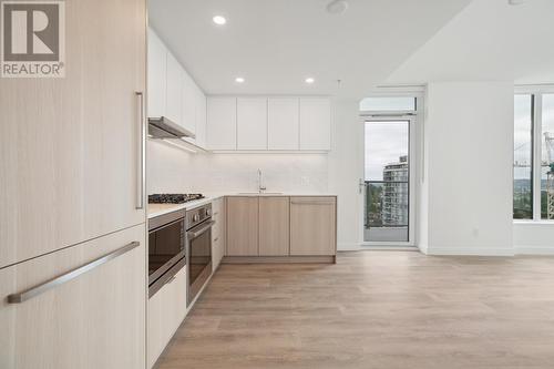 1604 318 Alderson Avenue, Coquitlam, BC - Indoor Photo Showing Kitchen With Upgraded Kitchen