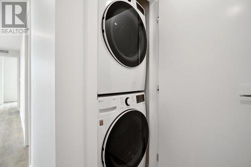 1604 318 Alderson Avenue, Coquitlam, BC - Indoor Photo Showing Laundry Room